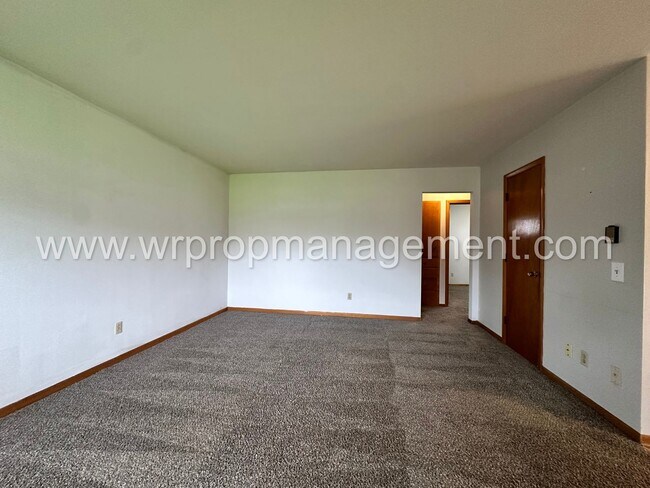 Building Photo - 400 Stamm St