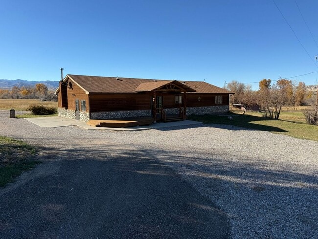 Building Photo - 3 Bed 2 Bath Large Semi-Rural Modern Beautiful Home