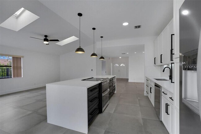 Building Photo - 7850 Villa Nova Dr