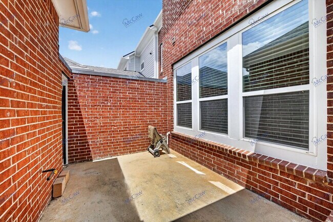 Building Photo - 8728 Ice House Dr