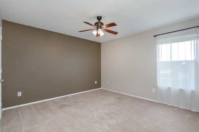 Building Photo - 2700 Peach Dr