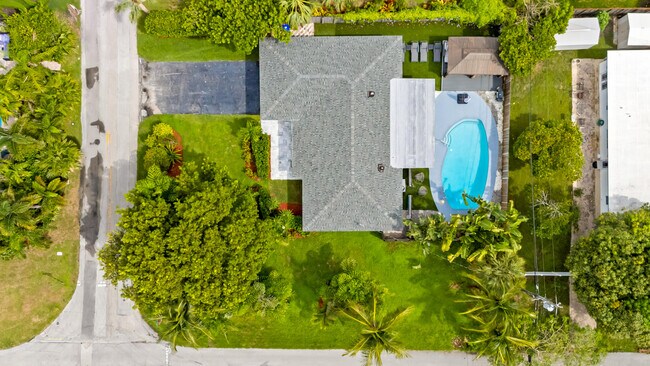 Building Photo - 1800 NE 28th Ave