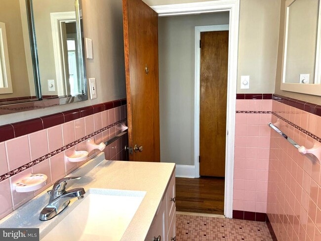 Building Photo - 659 N Main St