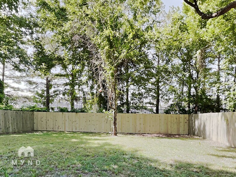 Building Photo - 5607 Maple Tree Dr