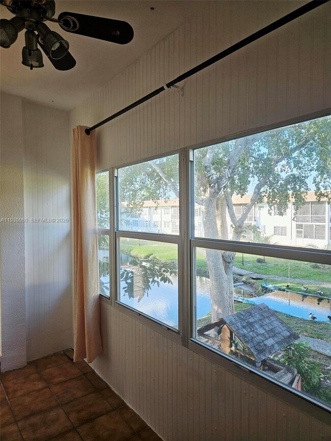 Building Photo - 5140 SW 40th Ave