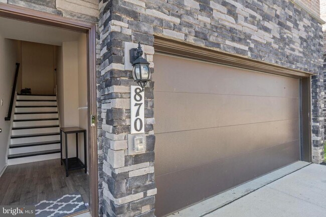 Building Photo - 870 Amity St