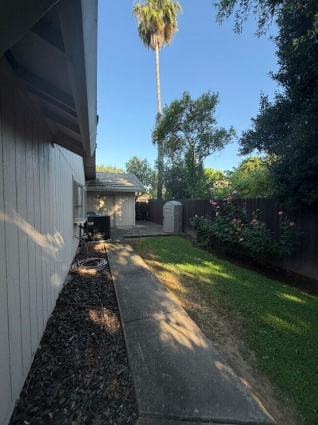 Building Photo - Beautiful Freshly Painted 3 Bedroom and 2 Bathroom Home in Carmichael $2,995.00 + Water
