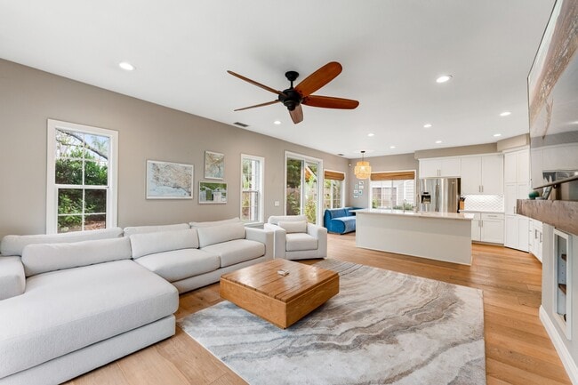 Building Photo - 200 Oak View Ln