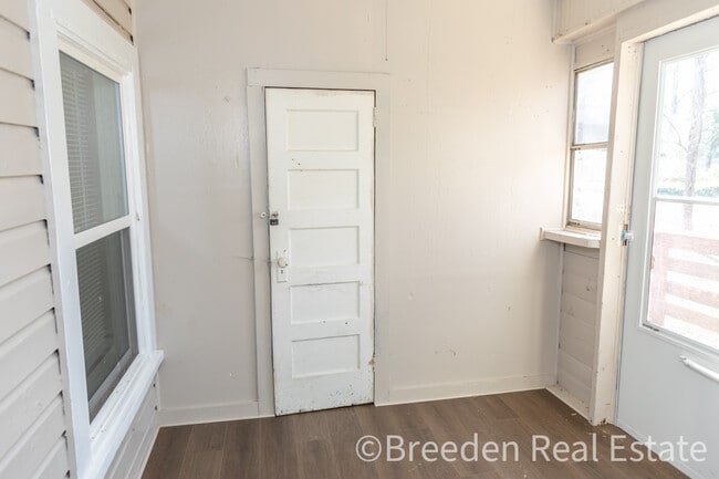 Building Photo - 928 Fairview Dr SW