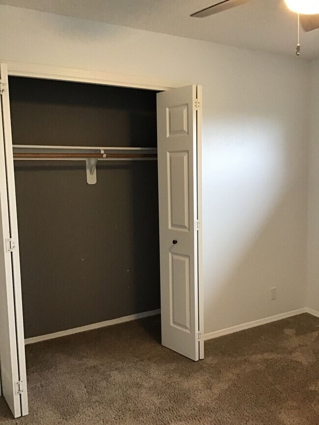 Building Photo - For Rent - Exceptional Murrayhill Location...