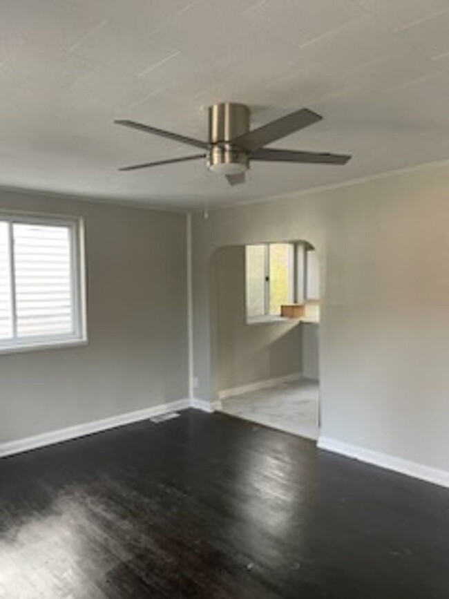 Building Photo - Newly Modern Renovated Three Bedroom Two B...