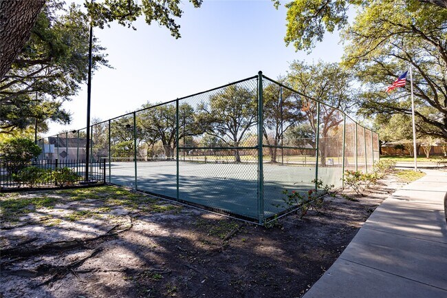Building Photo - 13852 Hollowgreen Dr