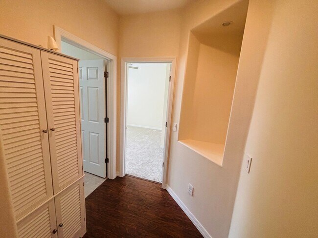 Building Photo - Beautiful movie in ready, large 2/2 in Ocala Preserve - All ages