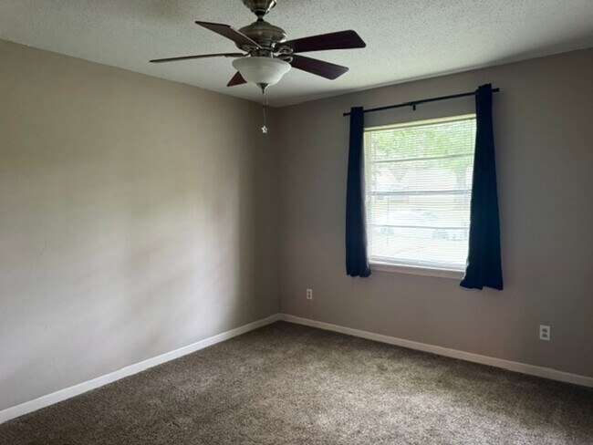 Building Photo - 3/2/2 Fenced Yard LISD Pet Friendly