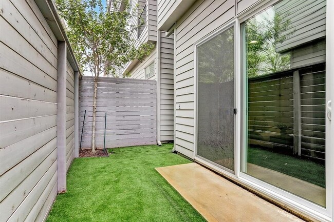 Building Photo - 5905 E Post Oak Ln