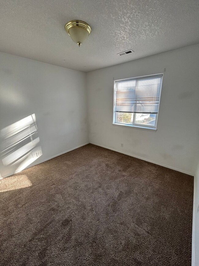 Building Photo - Nice 3 bed/2 1/2 bath near Grandhaven Elem...