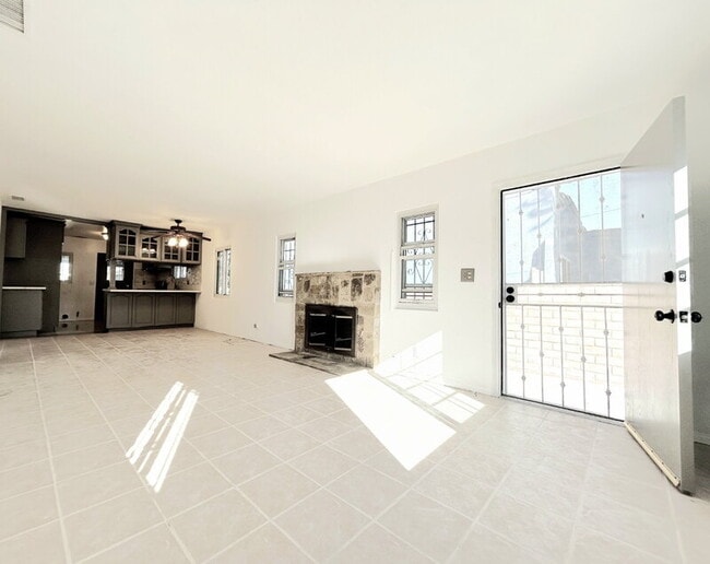 Building Photo - 439 W Buckthorn St