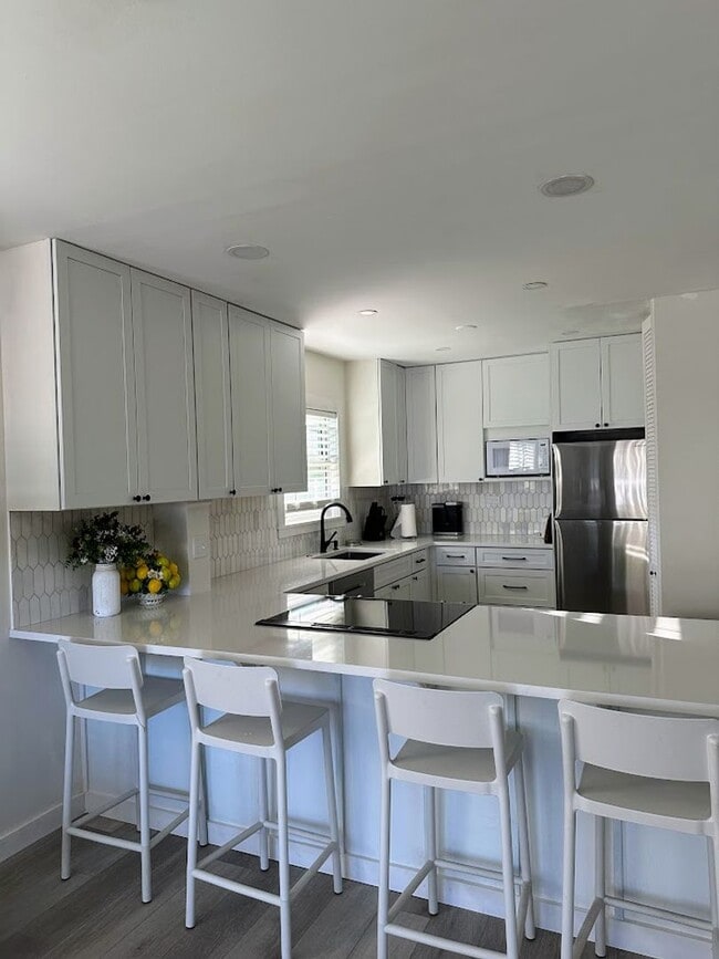 Building Photo - Oceanfront 2/1 furnished Condo