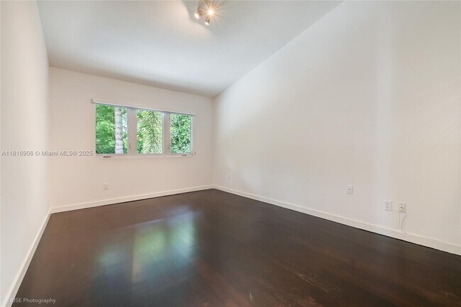 Building Photo - 230 Ridgewood Rd