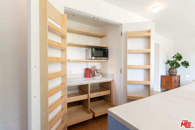 Building Photo - 5676 Hub St