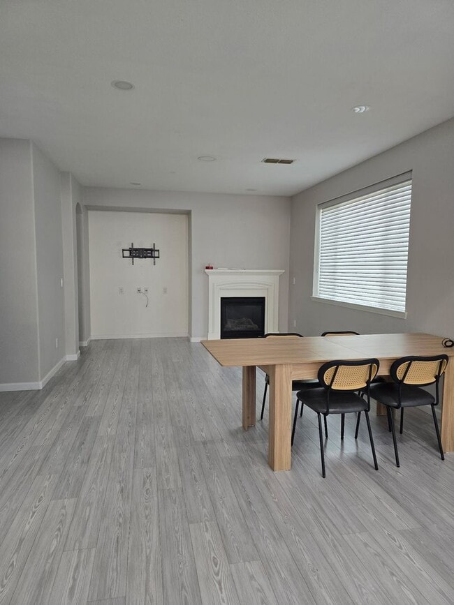 Building Photo - Big beautiful Home for rent in Visalia, Ca