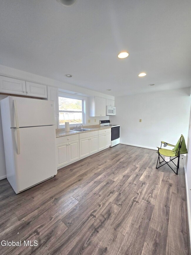 Building Photo - 19 Commodore St