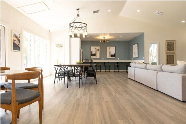 Building Photo - 2170 Thousand Oaks Dr