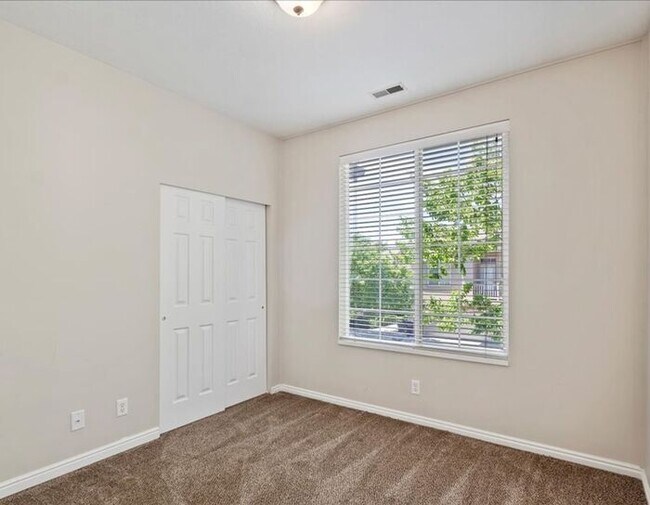 Building Photo - North Salt Lake Like New 2 bad, 2 bath 2 car garage