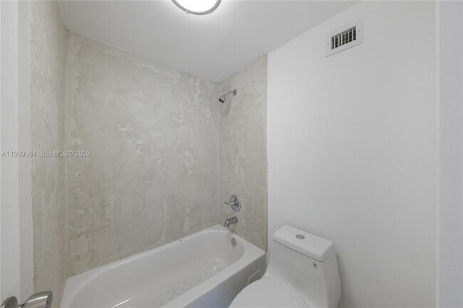 Building Photo - 100 Lincoln Rd