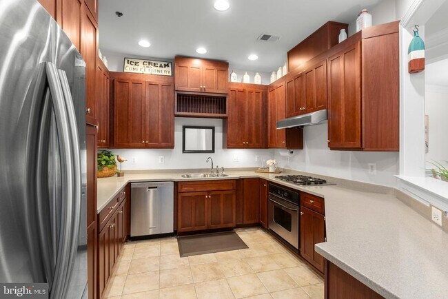 Building Photo - 830 Belmont Bay Dr