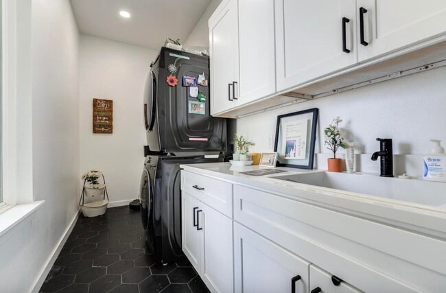 Building Photo - 12016 Savannah Ave