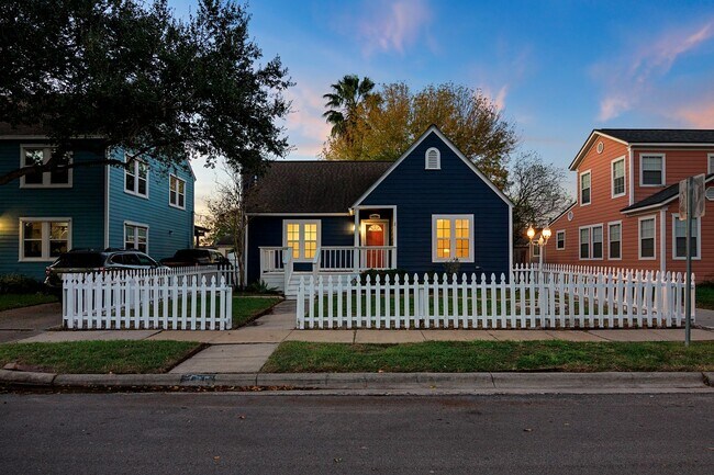 Building Photo - 3 Bedroom 1.5 Bath Home just blocks from Ocean Drive