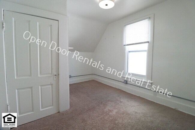 Building Photo - 927 Nuttman Ave