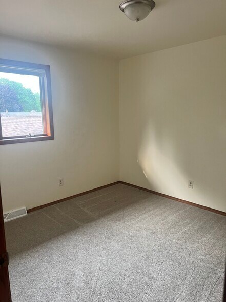 Building Photo - 23 Hollyhock Ct