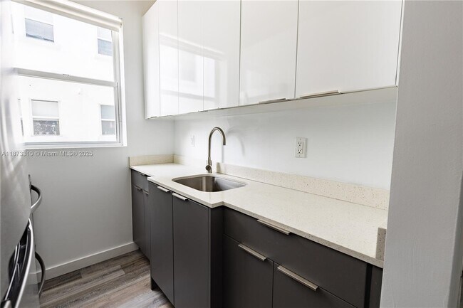Building Photo - 1814 SW 22nd Ave