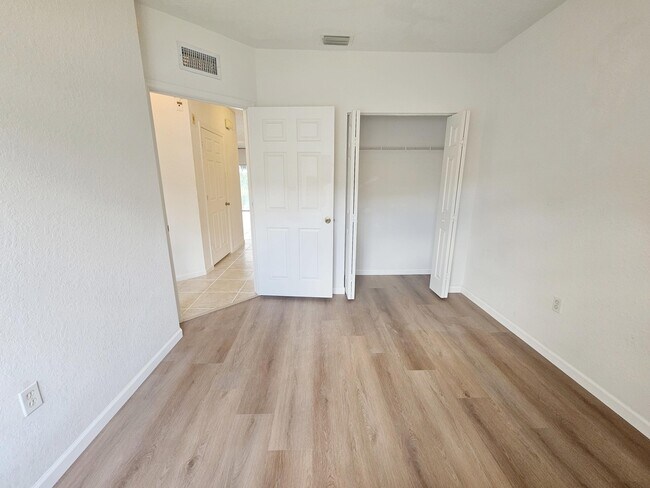 Building Photo - 1157 Golden Lakes Blvd