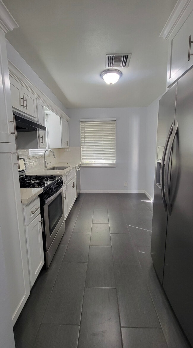 Building Photo - 252 N Canyon Blvd