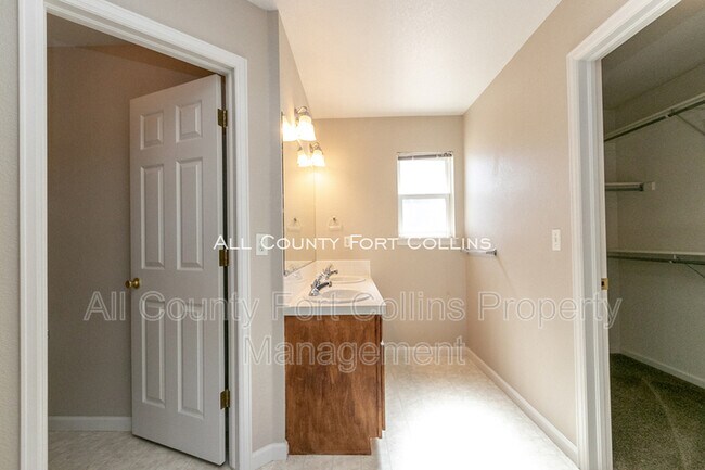 Building Photo - 827 Glenwall Dr