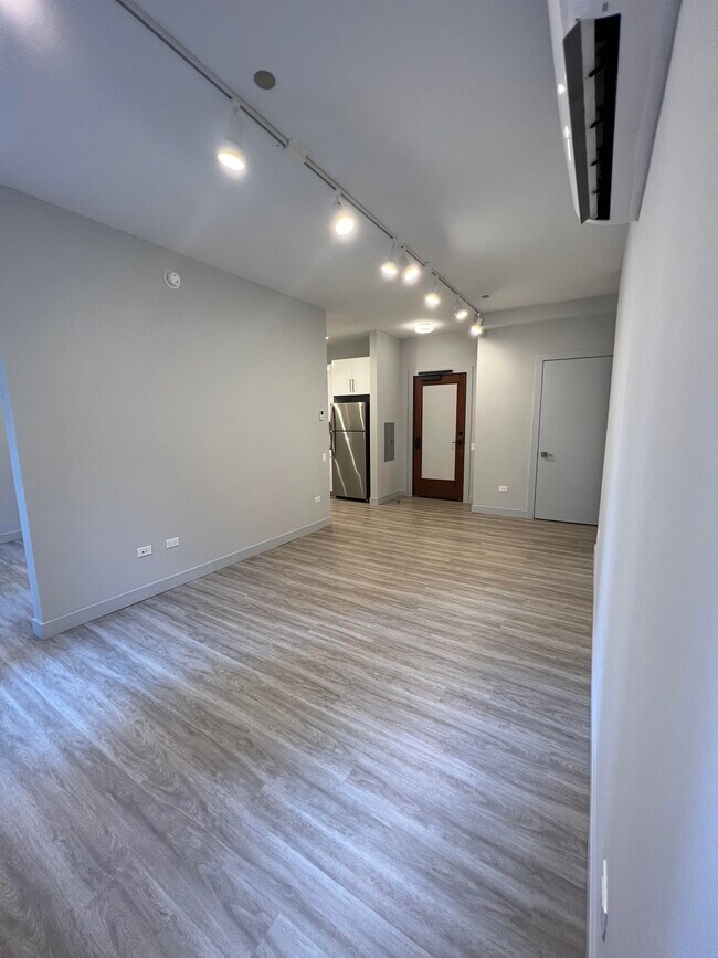 Building Photo - 331 S Wells St