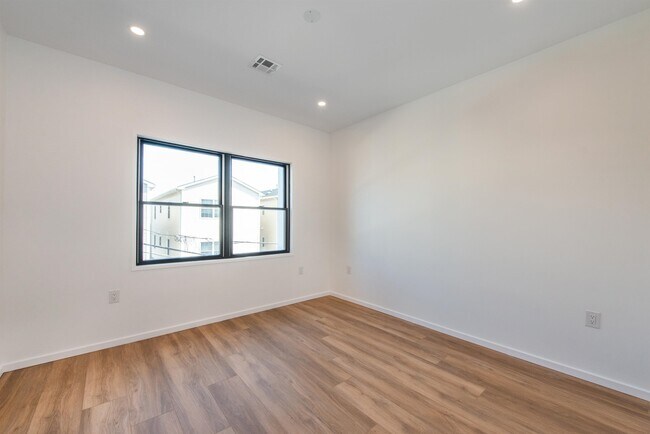 Building Photo - 206 Harrison Ave