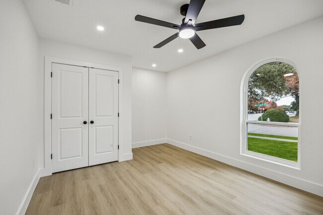 Building Photo - 3401 Valley View Ln