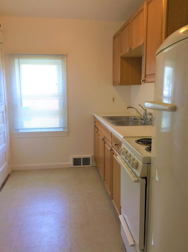 Building Photo - 76 1st St