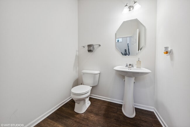 Building Photo - 3s623 Everton Dr