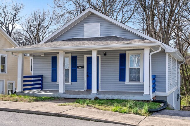 Building Photo - 2 Bedroom Pet Friendly Home For Rent Near APSU!