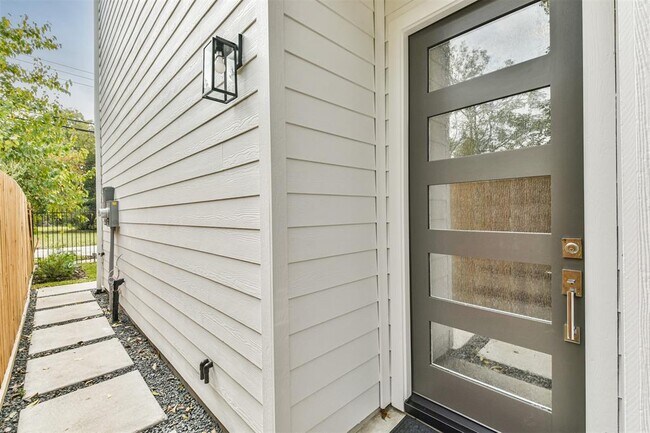 Building Photo - 810 Mansfield St