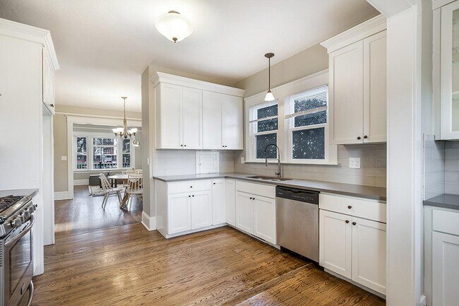 Building Photo - 5324 N Maryland Ave