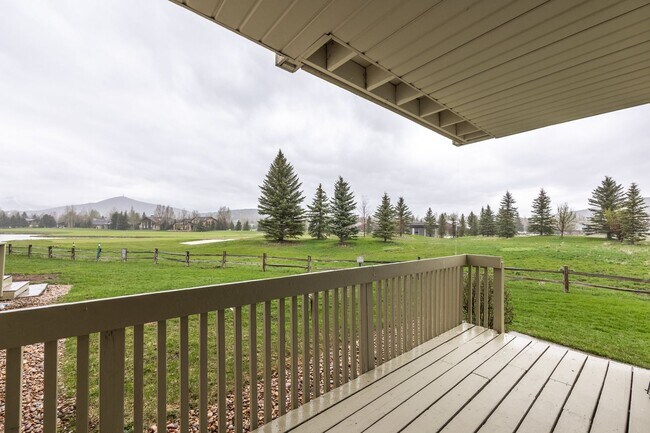 Building Photo - Conveniently Located Racquet Club Condo