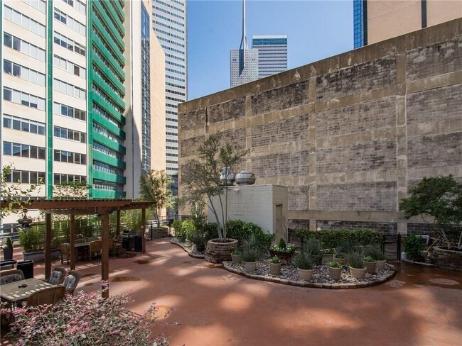 Building Photo - 1505 Elm St