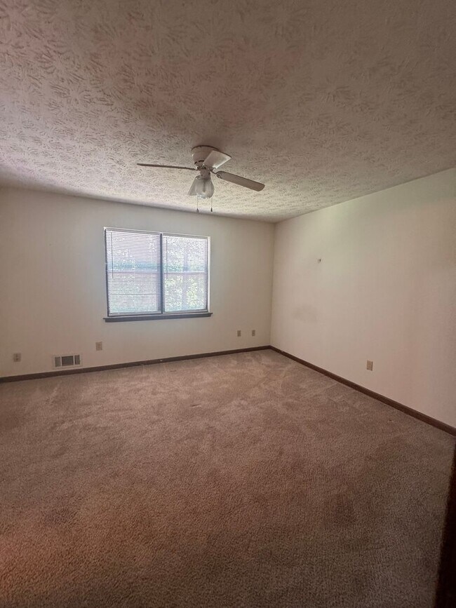 Building Photo - 1120 Sweetwater Cir
