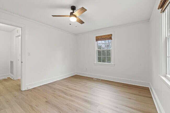 Building Photo - Nicely maintained 3 Bed, 1 Bath Single-Level Home with Bonus Sunroom ($1400/mo base rent***)